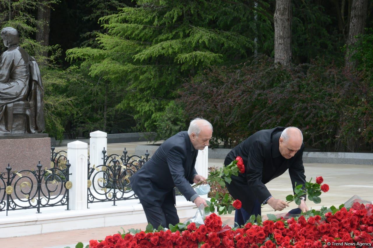 Public reps of Azerbaijan paying tribute to late National Leader Heydar Aliyev (PHOTO)