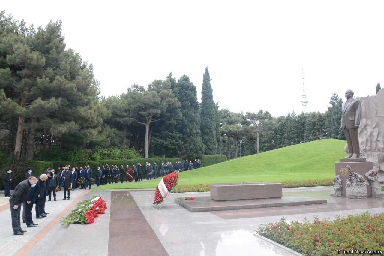 Public reps of Azerbaijan paying tribute to late National Leader Heydar Aliyev (PHOTO)