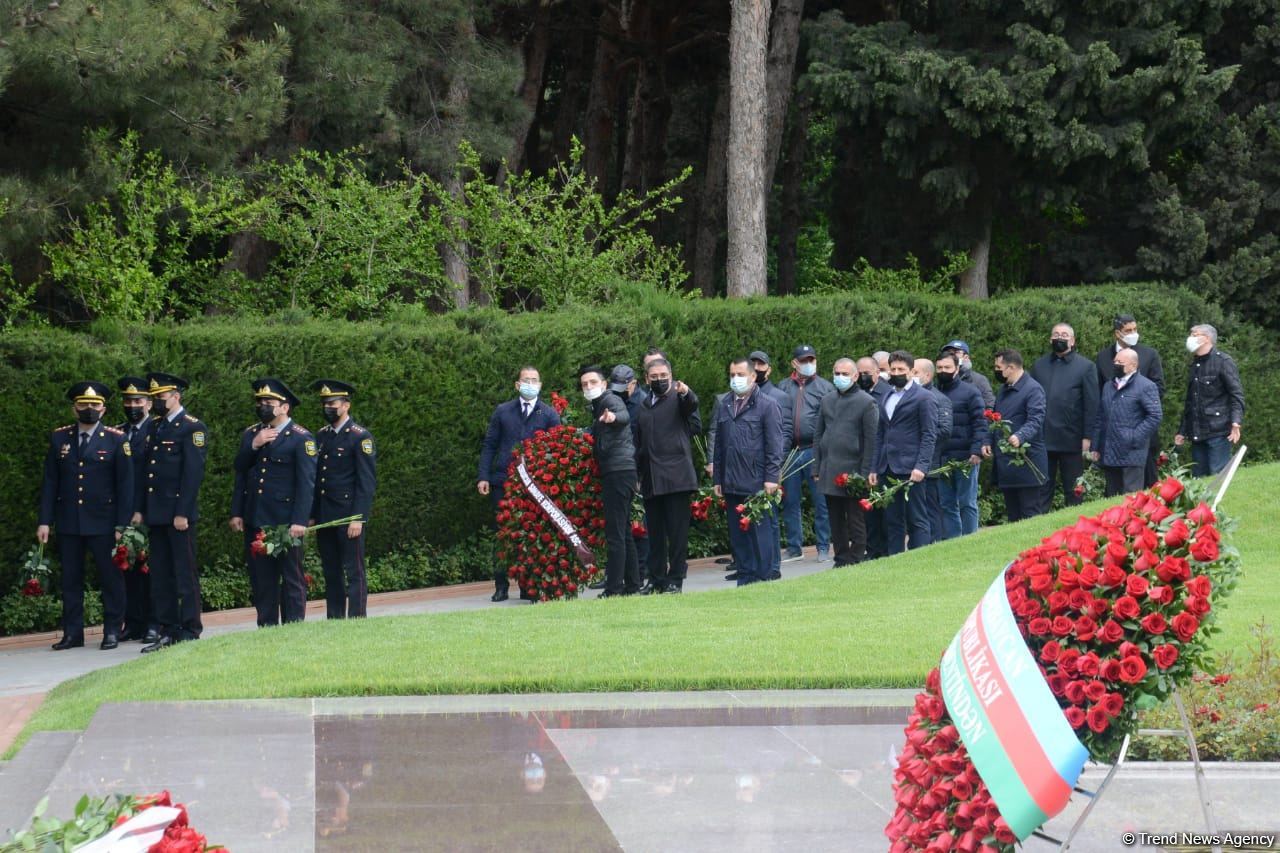 Public reps of Azerbaijan paying tribute to late National Leader Heydar Aliyev (PHOTO)