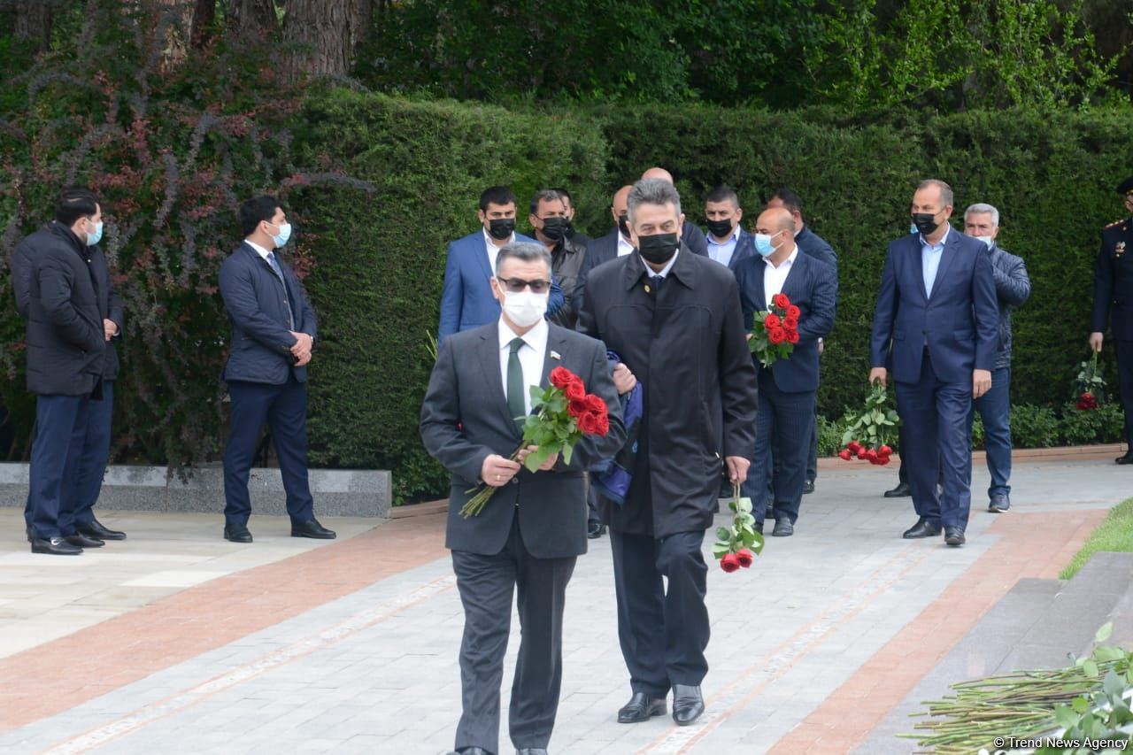 Public reps of Azerbaijan paying tribute to late National Leader Heydar Aliyev (PHOTO)