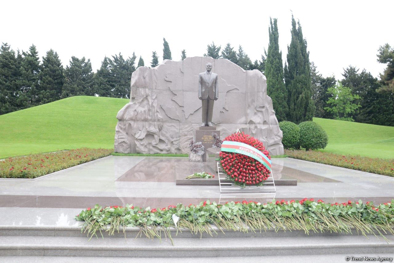 Public reps of Azerbaijan paying tribute to late National Leader Heydar Aliyev (PHOTO)