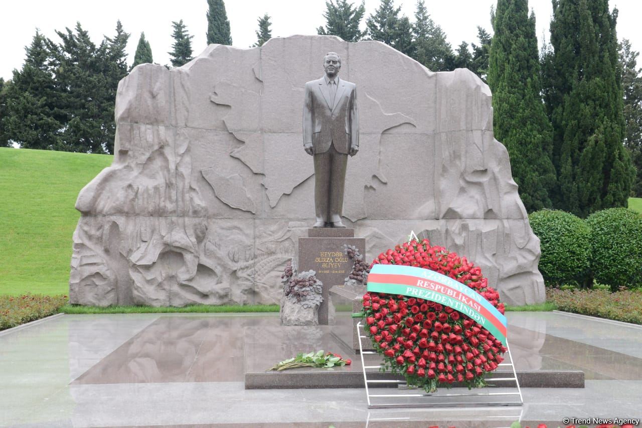 Public reps of Azerbaijan paying tribute to late National Leader Heydar Aliyev (PHOTO)