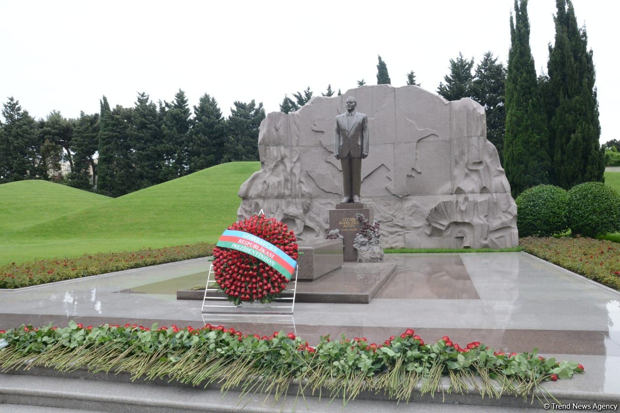 Public reps of Azerbaijan paying tribute to late National Leader Heydar Aliyev (PHOTO)