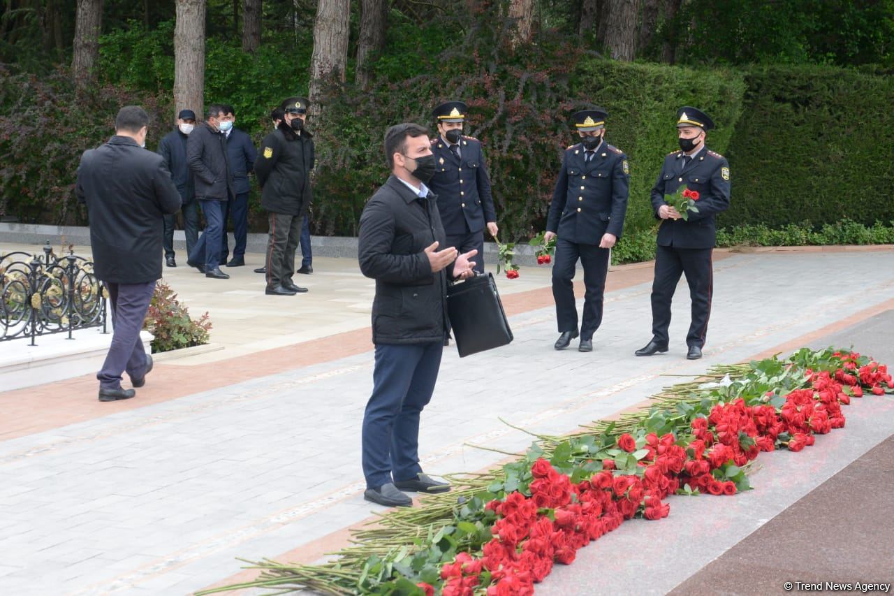 Public reps of Azerbaijan paying tribute to late National Leader Heydar Aliyev (PHOTO)