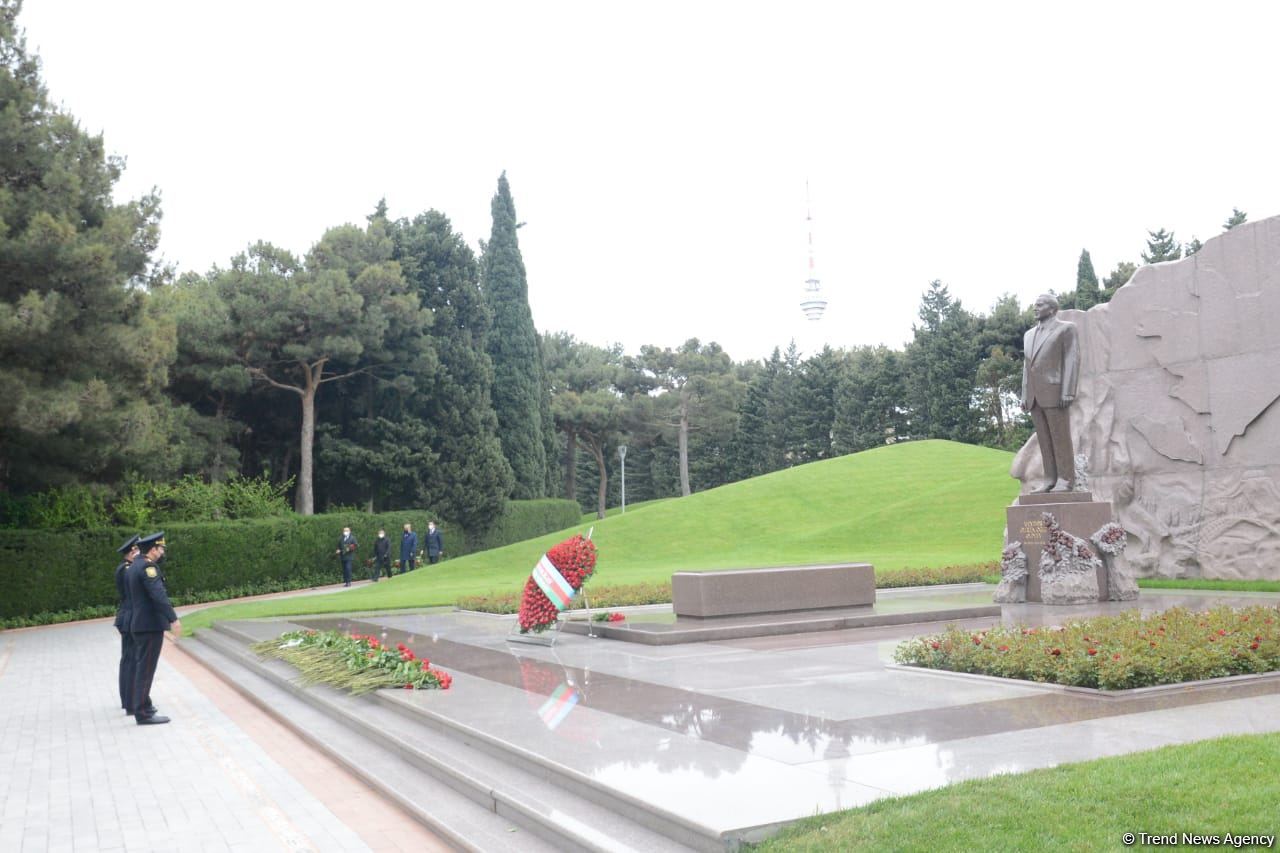 Public reps of Azerbaijan paying tribute to late National Leader Heydar Aliyev (PHOTO)