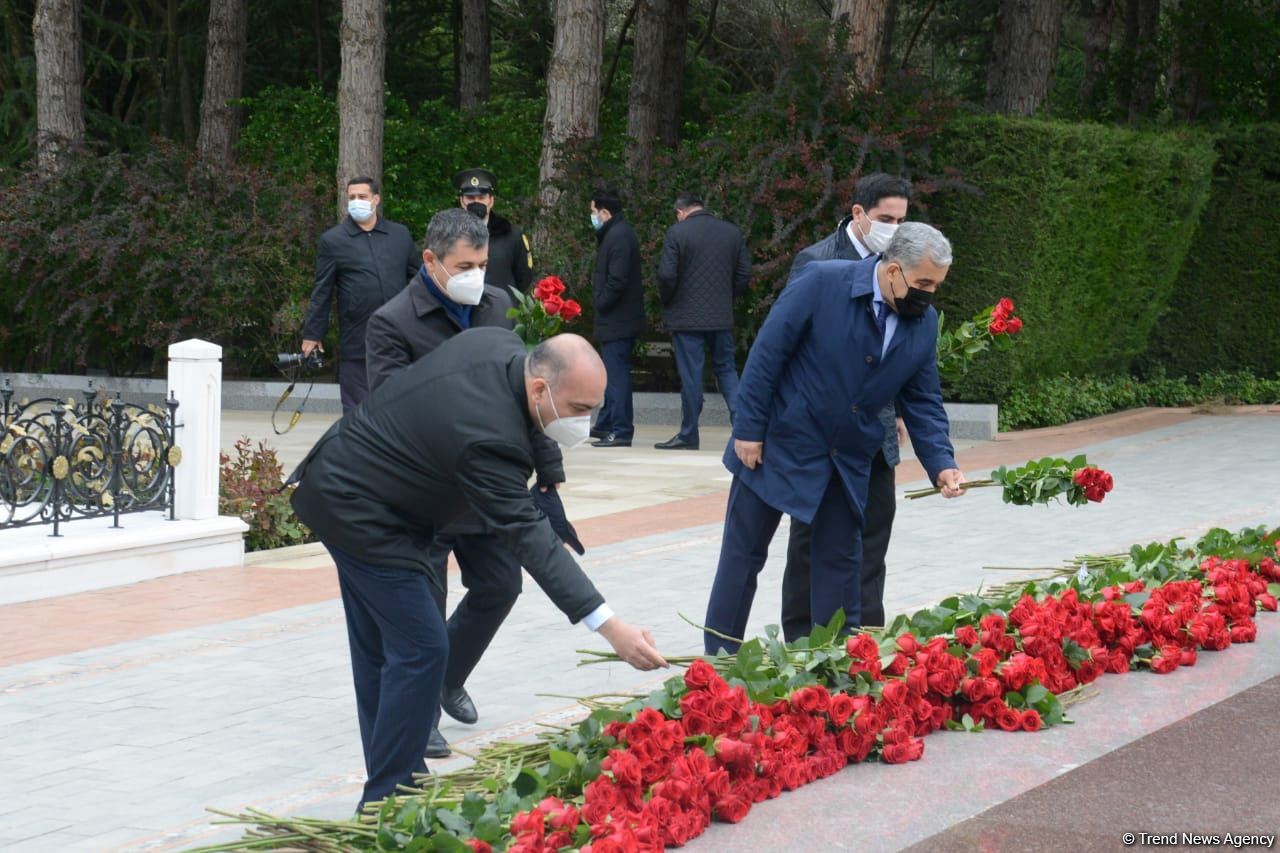 Public reps of Azerbaijan paying tribute to late National Leader Heydar Aliyev (PHOTO)