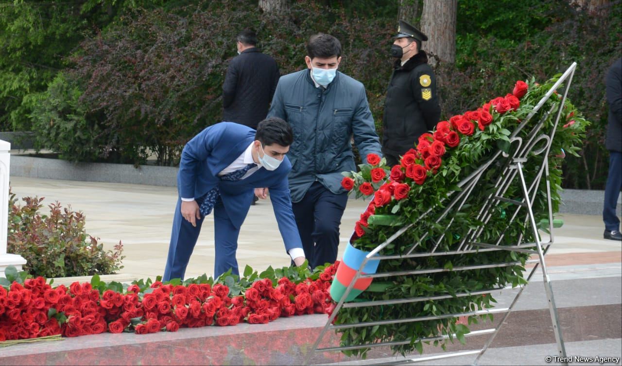 Public reps of Azerbaijan paying tribute to late National Leader Heydar Aliyev (PHOTO)