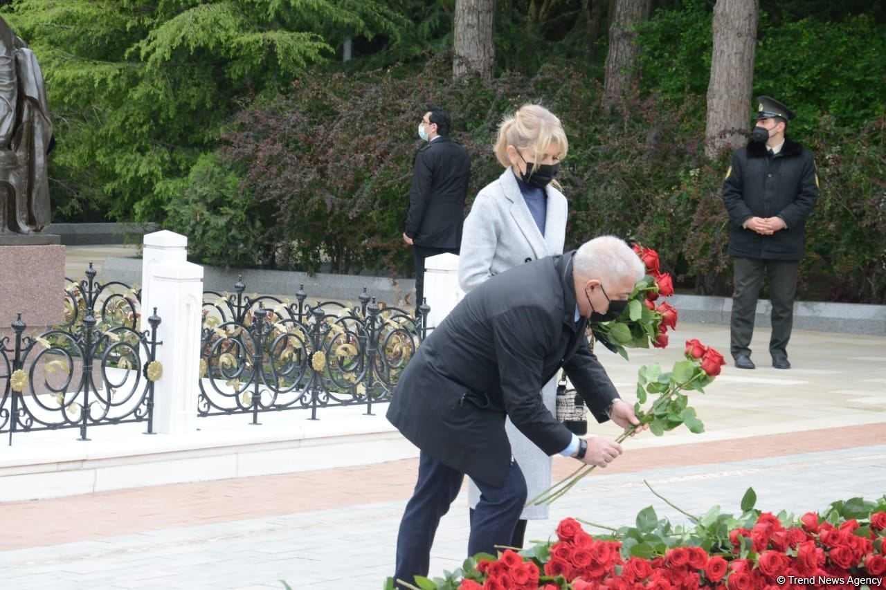 Public reps of Azerbaijan paying tribute to late National Leader Heydar Aliyev (PHOTO)