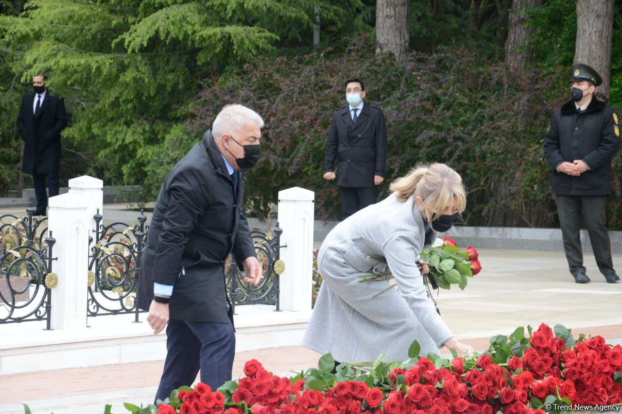 Public reps of Azerbaijan paying tribute to late National Leader Heydar Aliyev (PHOTO)
