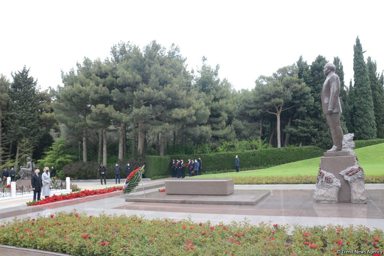 Public reps of Azerbaijan paying tribute to late National Leader Heydar Aliyev (PHOTO)