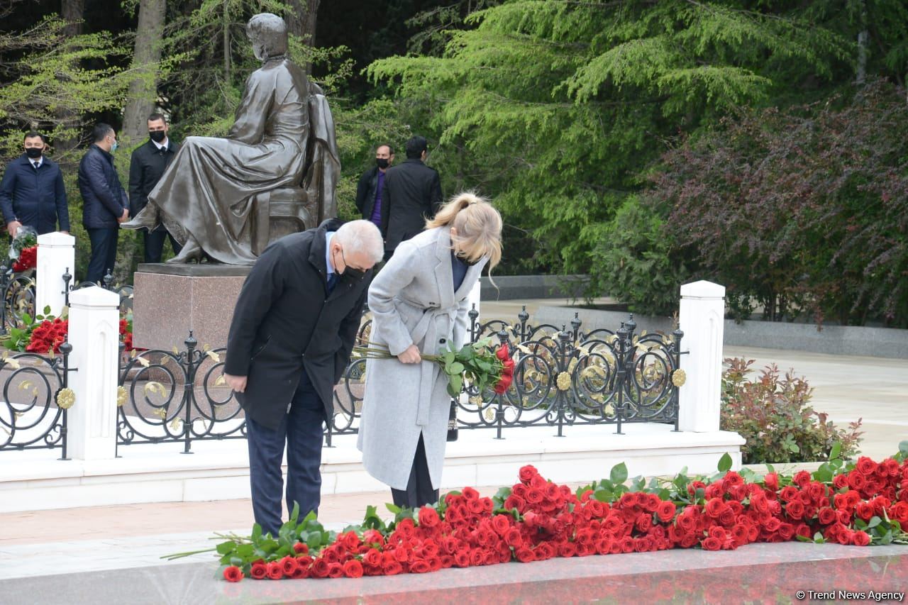 Public reps of Azerbaijan paying tribute to late National Leader Heydar Aliyev (PHOTO)