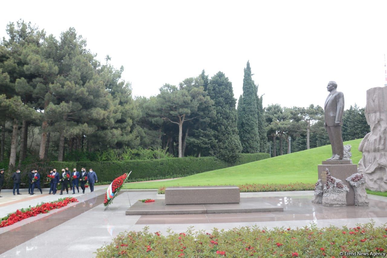 Public reps of Azerbaijan paying tribute to late National Leader Heydar Aliyev (PHOTO)