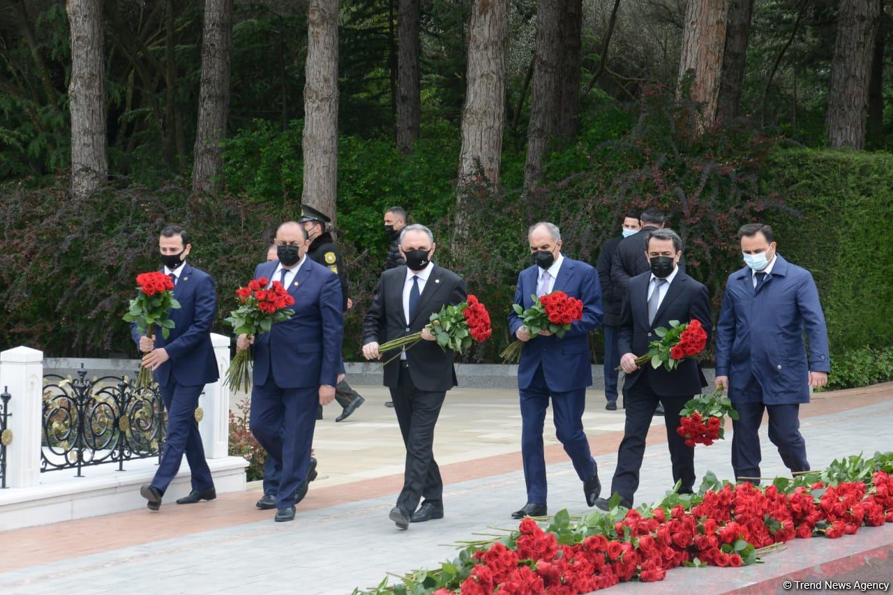 Public reps of Azerbaijan paying tribute to late National Leader Heydar Aliyev (PHOTO)