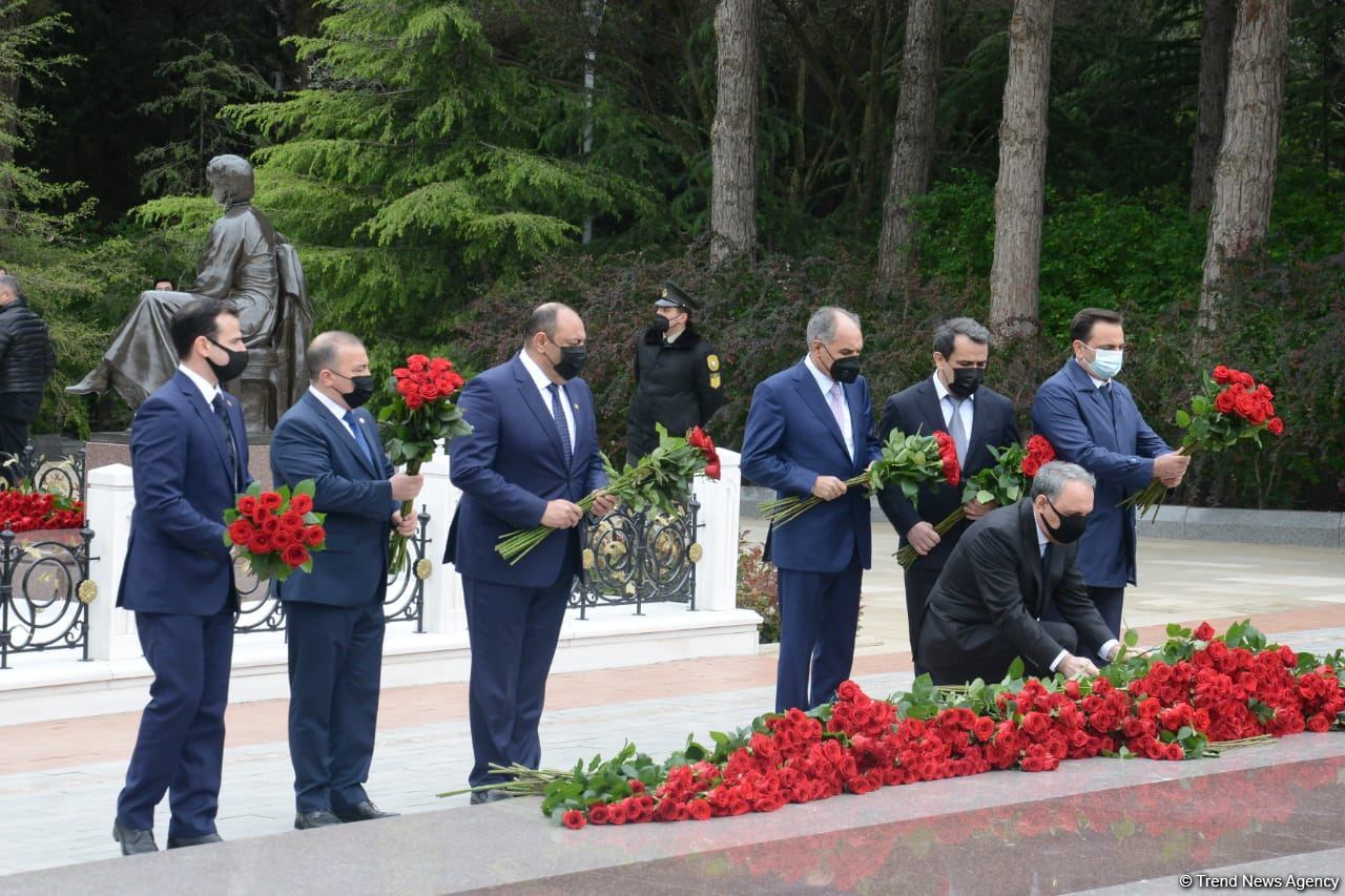Public reps of Azerbaijan paying tribute to late National Leader Heydar Aliyev (PHOTO)