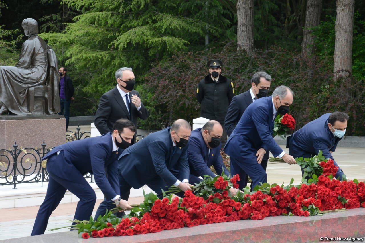 Public reps of Azerbaijan paying tribute to late National Leader Heydar Aliyev (PHOTO)