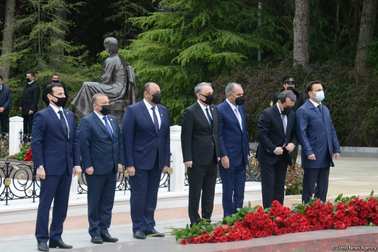 Public reps of Azerbaijan paying tribute to late National Leader Heydar Aliyev (PHOTO)