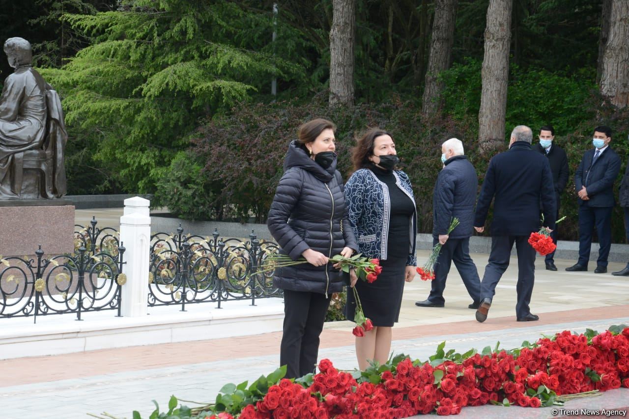 Public reps of Azerbaijan paying tribute to late National Leader Heydar Aliyev (PHOTO)