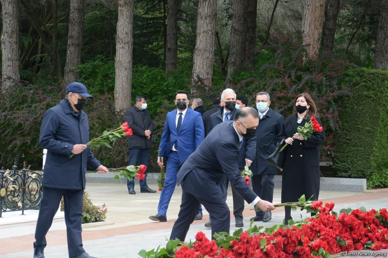 Public reps of Azerbaijan paying tribute to late National Leader Heydar Aliyev (PHOTO)