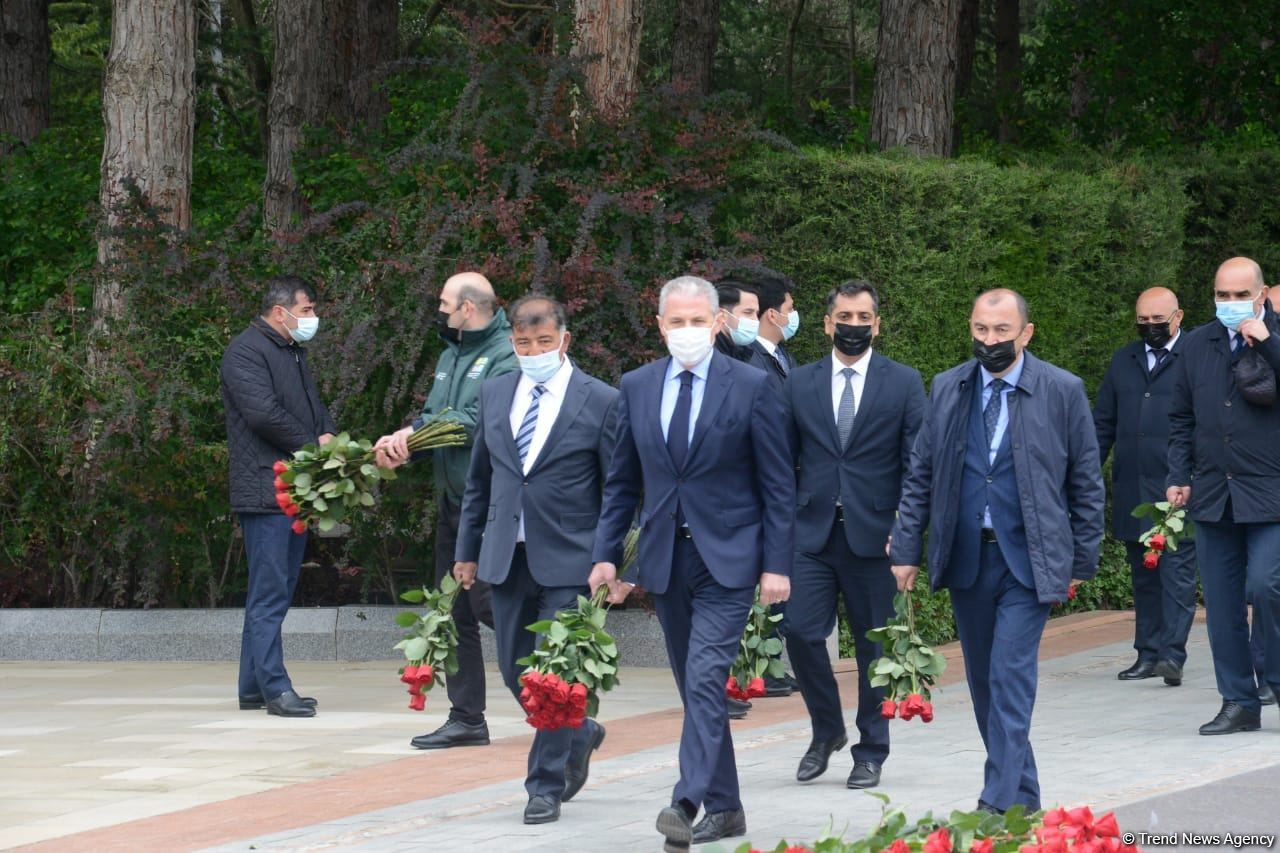 Public reps of Azerbaijan paying tribute to late National Leader Heydar Aliyev (PHOTO)