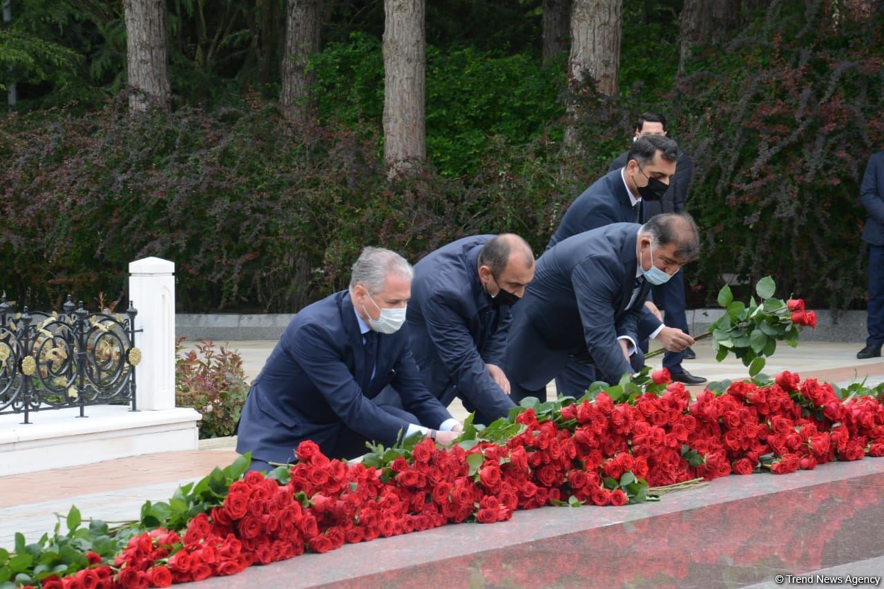 Public reps of Azerbaijan paying tribute to late National Leader Heydar Aliyev (PHOTO)