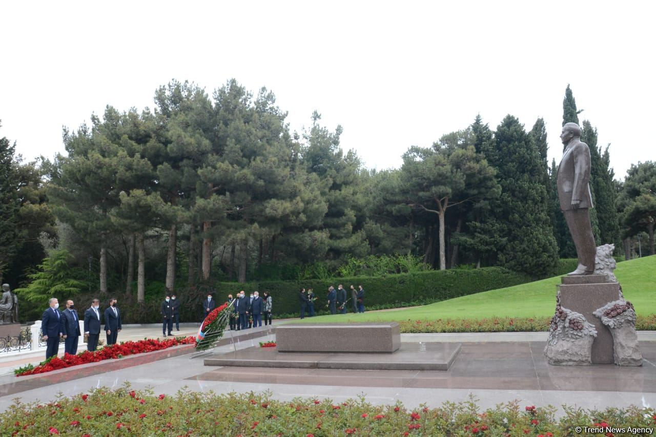 Public reps of Azerbaijan paying tribute to late National Leader Heydar Aliyev (PHOTO)