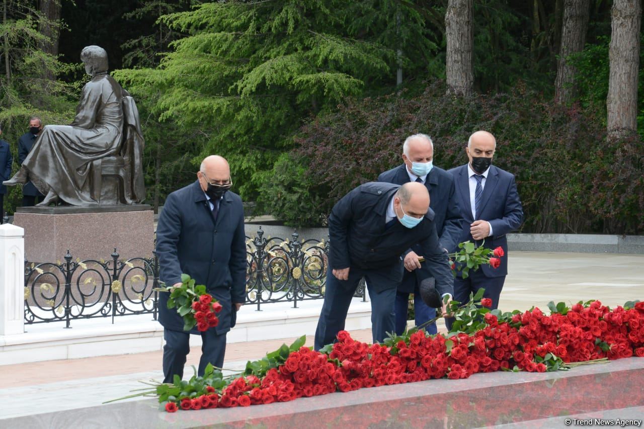 Public reps of Azerbaijan paying tribute to late National Leader Heydar Aliyev (PHOTO)
