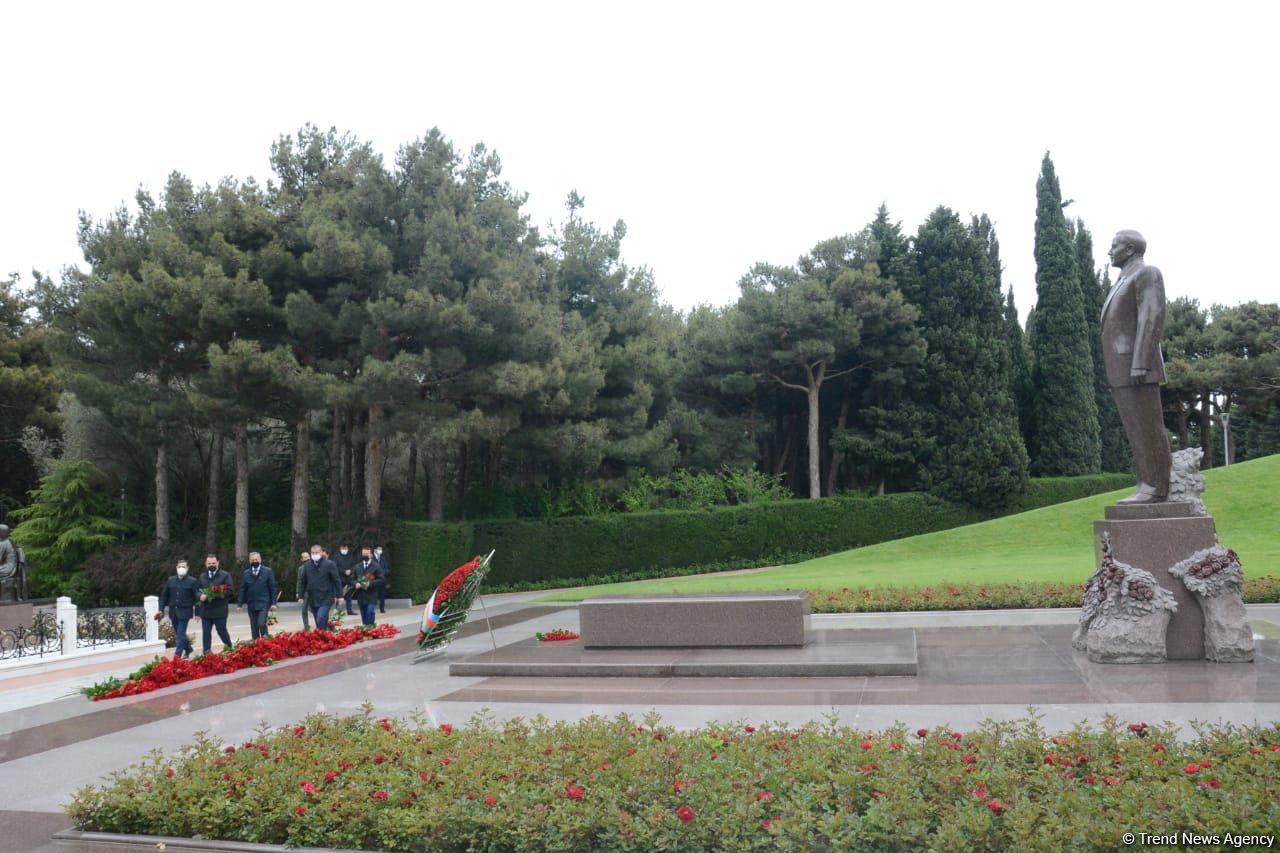 Public reps of Azerbaijan paying tribute to late National Leader Heydar Aliyev (PHOTO)
