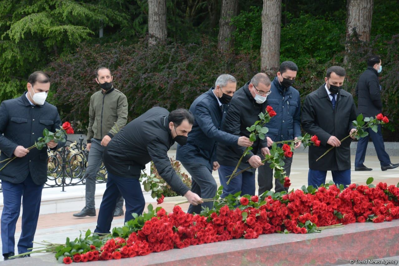 Public reps of Azerbaijan paying tribute to late National Leader Heydar Aliyev (PHOTO)