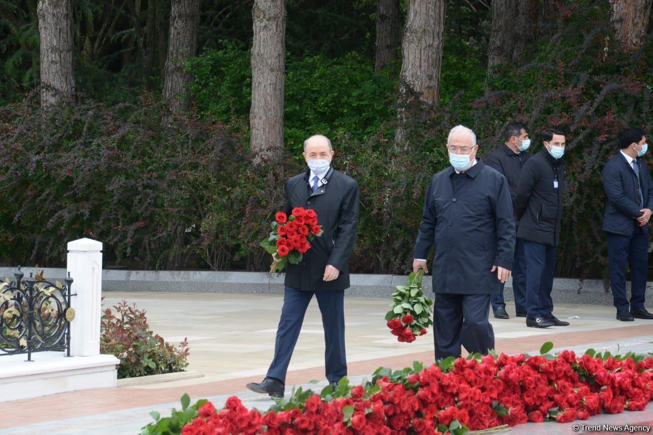 Public reps of Azerbaijan paying tribute to late National Leader Heydar Aliyev (PHOTO)