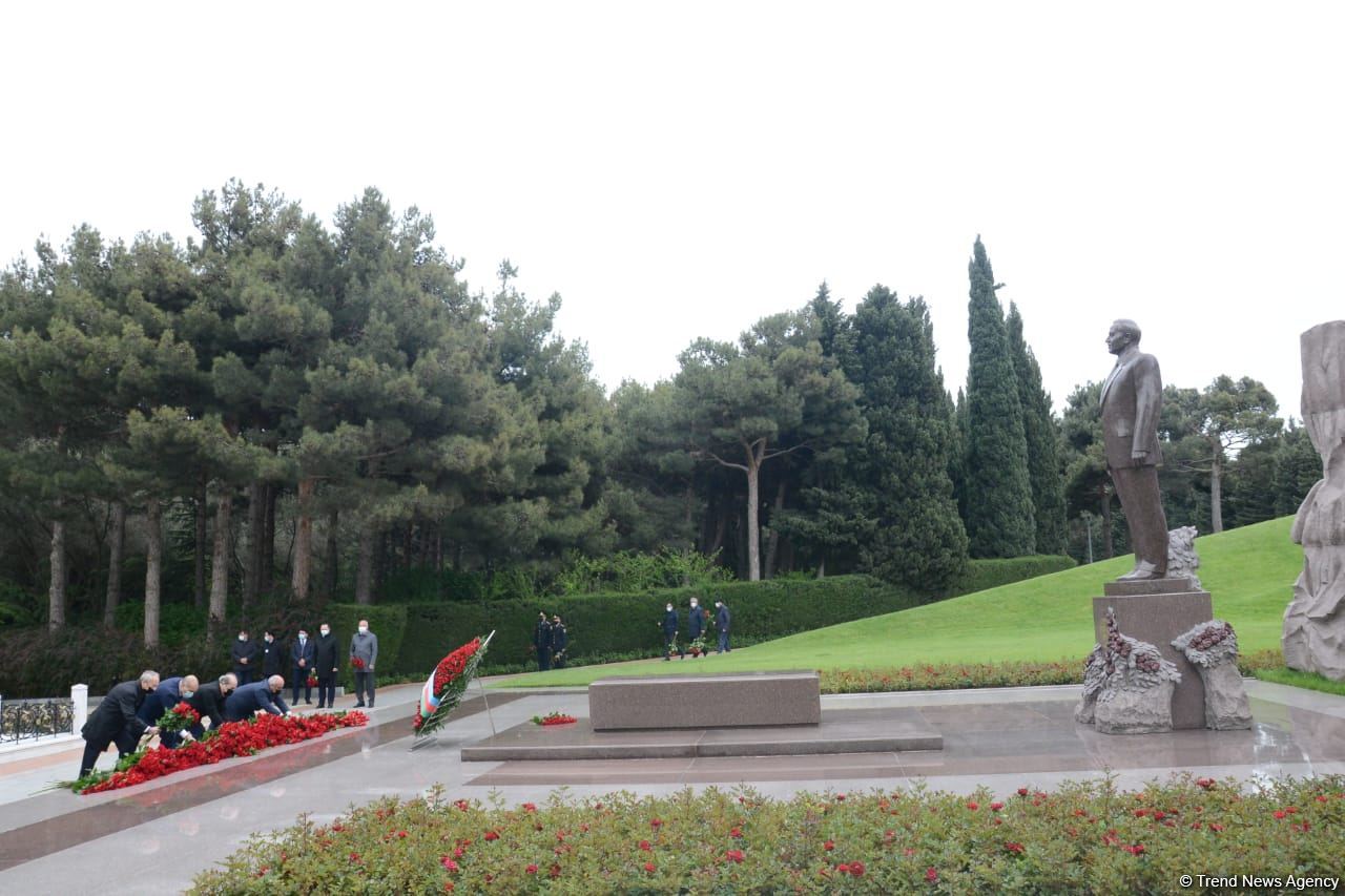 Public reps of Azerbaijan paying tribute to late National Leader Heydar Aliyev (PHOTO)