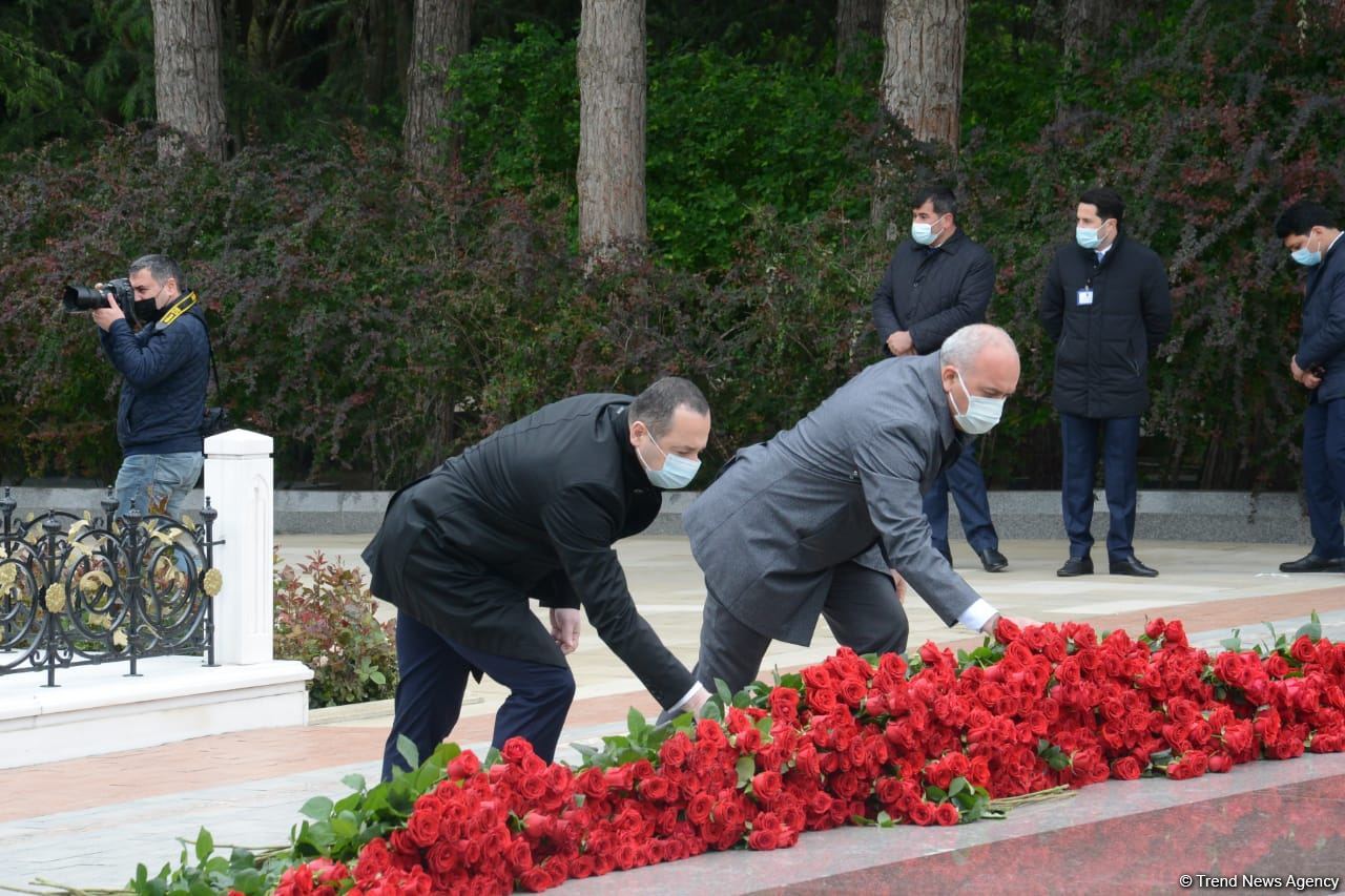Public reps of Azerbaijan paying tribute to late National Leader Heydar Aliyev (PHOTO)
