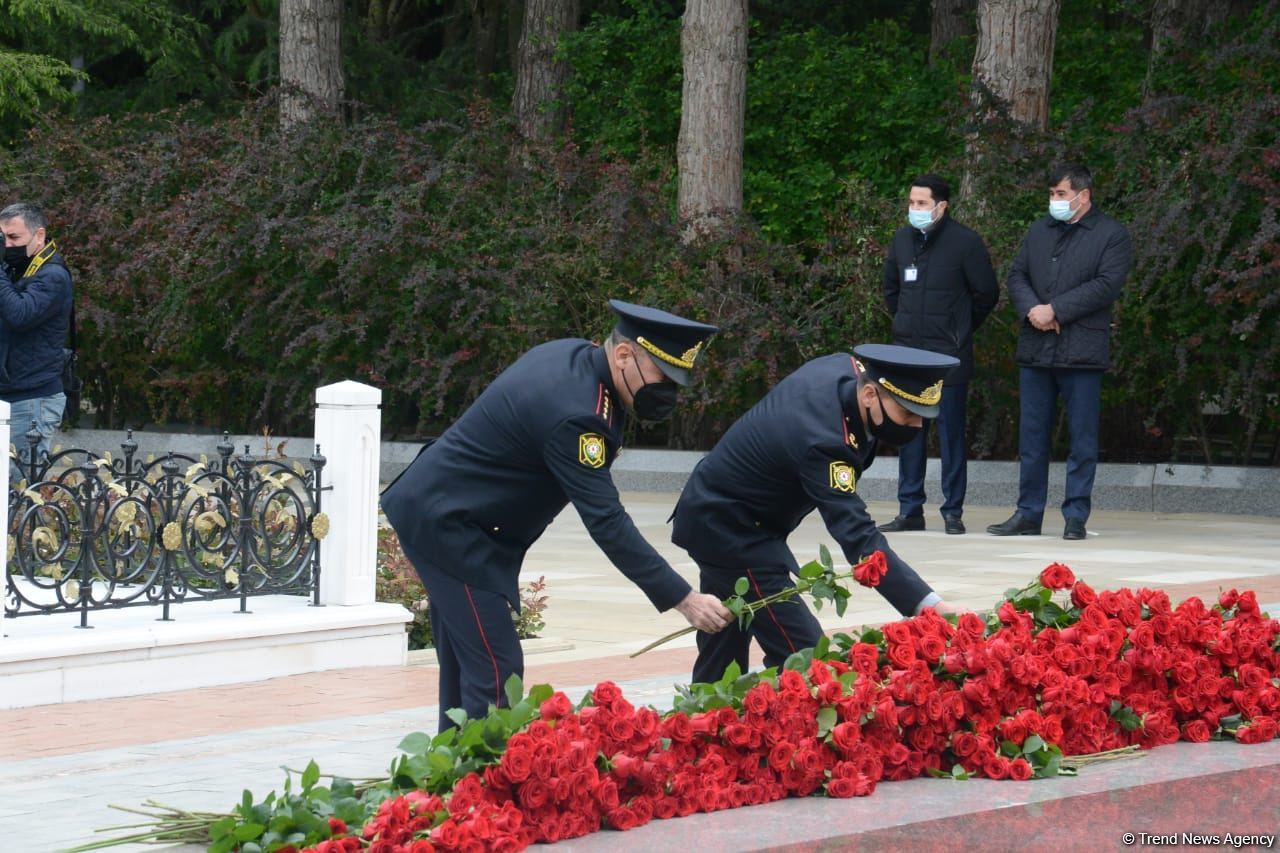 Public reps of Azerbaijan paying tribute to late National Leader Heydar Aliyev (PHOTO)