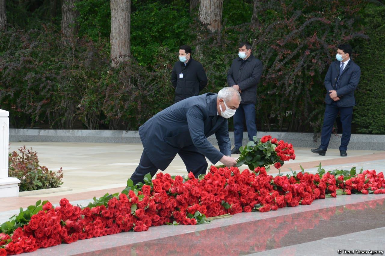 Public reps of Azerbaijan paying tribute to late National Leader Heydar Aliyev (PHOTO)