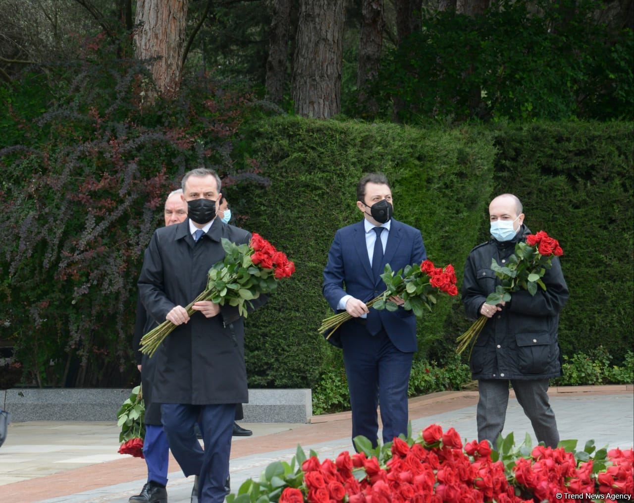 Public reps of Azerbaijan paying tribute to late National Leader Heydar Aliyev (PHOTO)