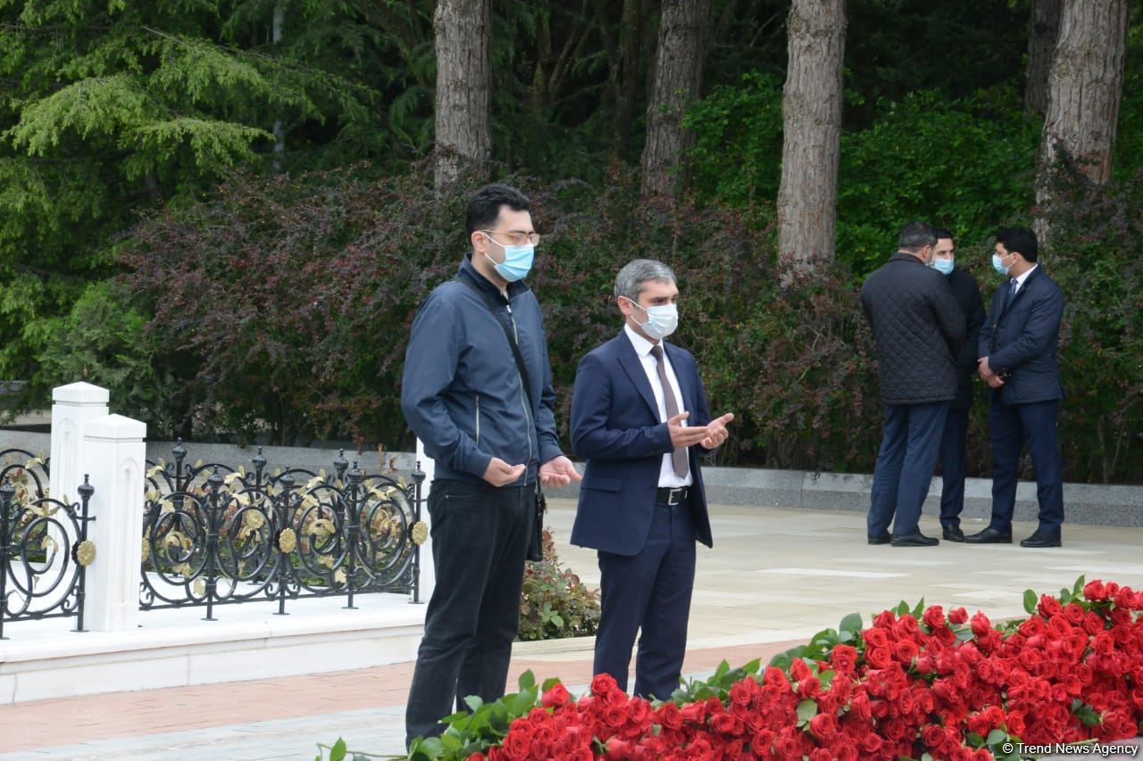 Public reps of Azerbaijan paying tribute to late National Leader Heydar Aliyev (PHOTO)