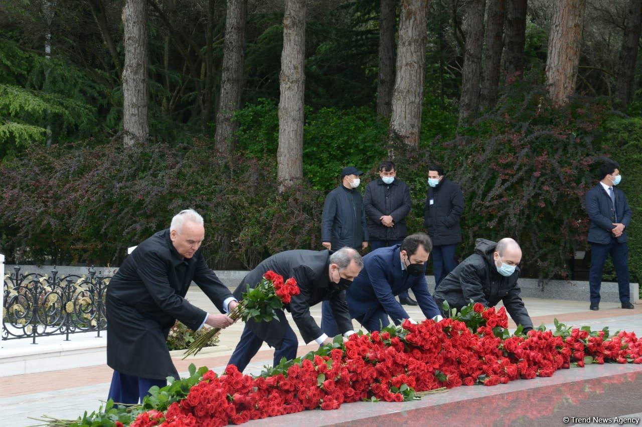 Public reps of Azerbaijan paying tribute to late National Leader Heydar Aliyev (PHOTO)