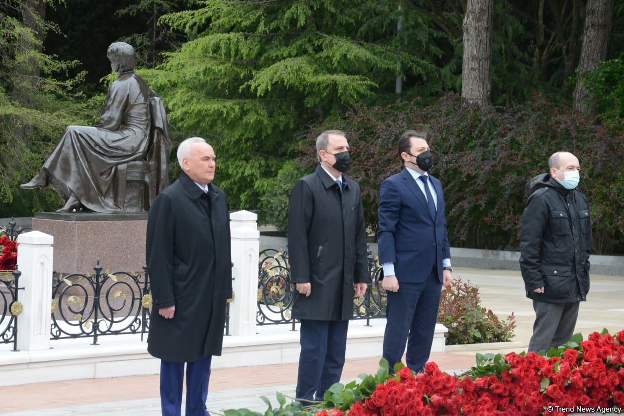 Public reps of Azerbaijan paying tribute to late National Leader Heydar Aliyev (PHOTO)