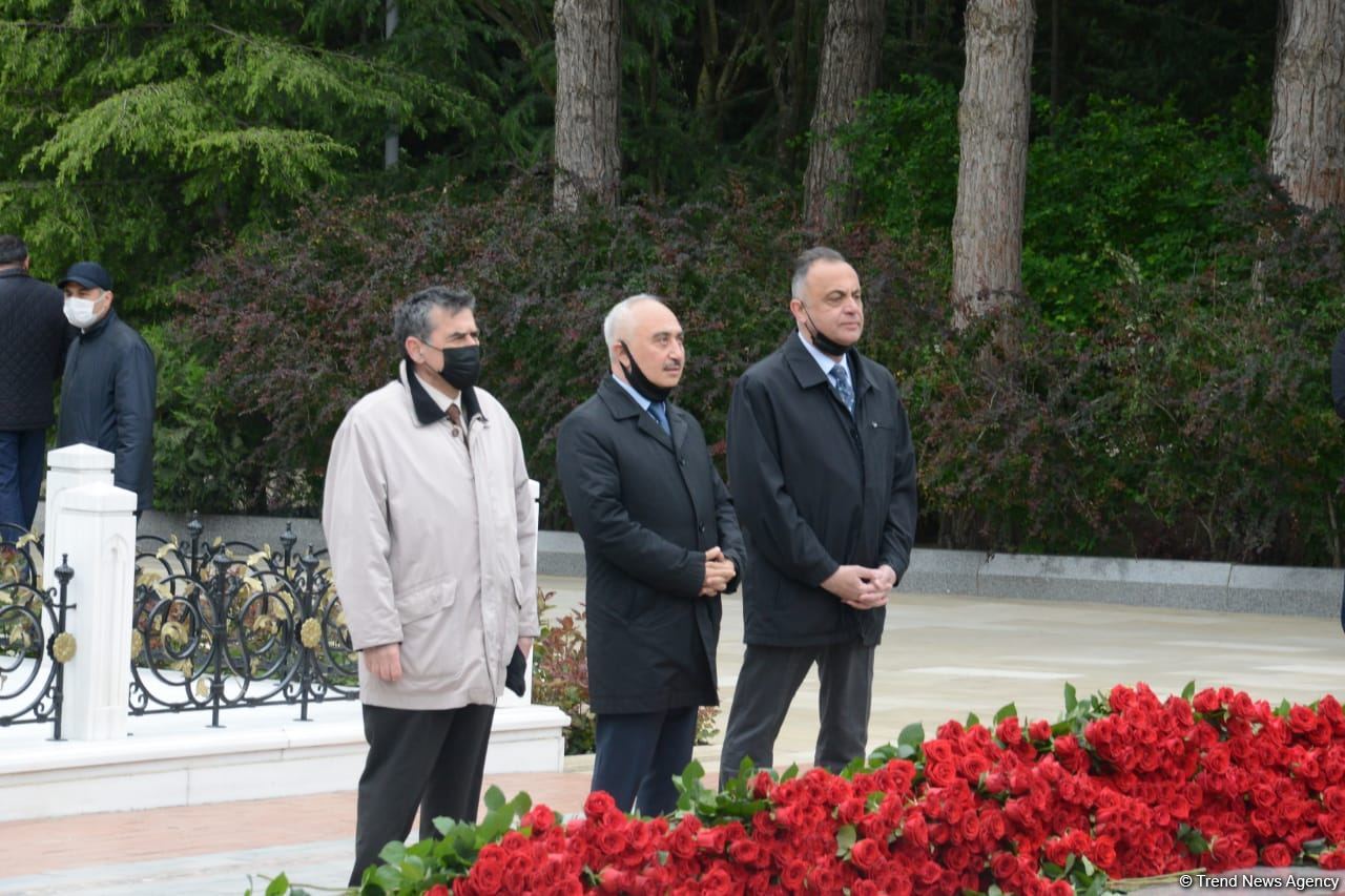 Public reps of Azerbaijan paying tribute to late National Leader Heydar Aliyev (PHOTO)