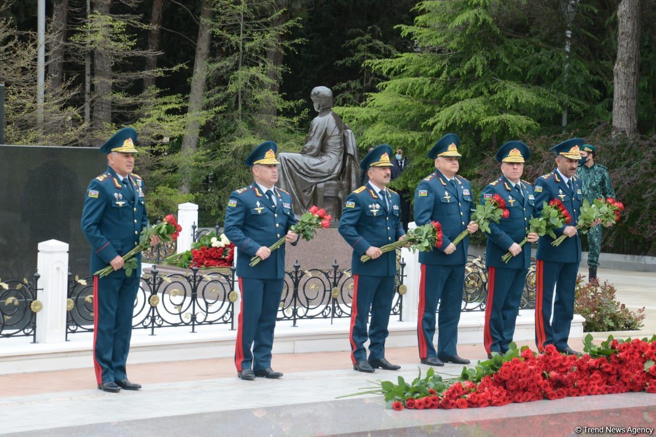 Public reps of Azerbaijan paying tribute to late National Leader Heydar Aliyev (PHOTO)