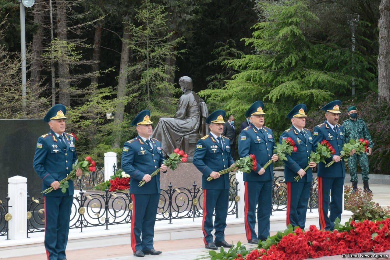 Public reps of Azerbaijan paying tribute to late National Leader Heydar Aliyev (PHOTO)