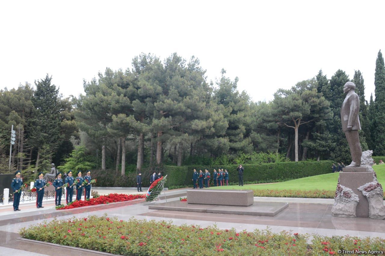 Public reps of Azerbaijan paying tribute to late National Leader Heydar Aliyev (PHOTO)