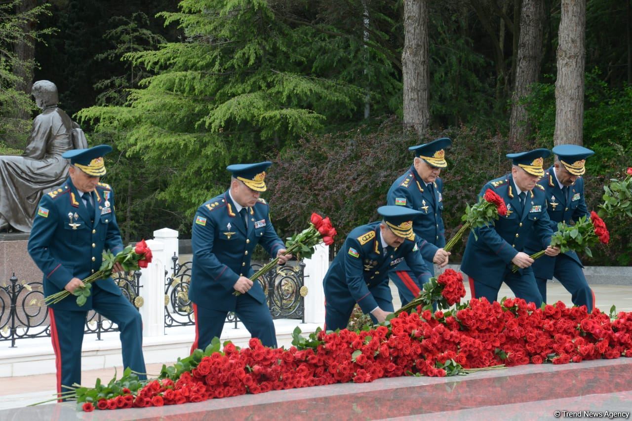 Public reps of Azerbaijan paying tribute to late National Leader Heydar Aliyev (PHOTO)