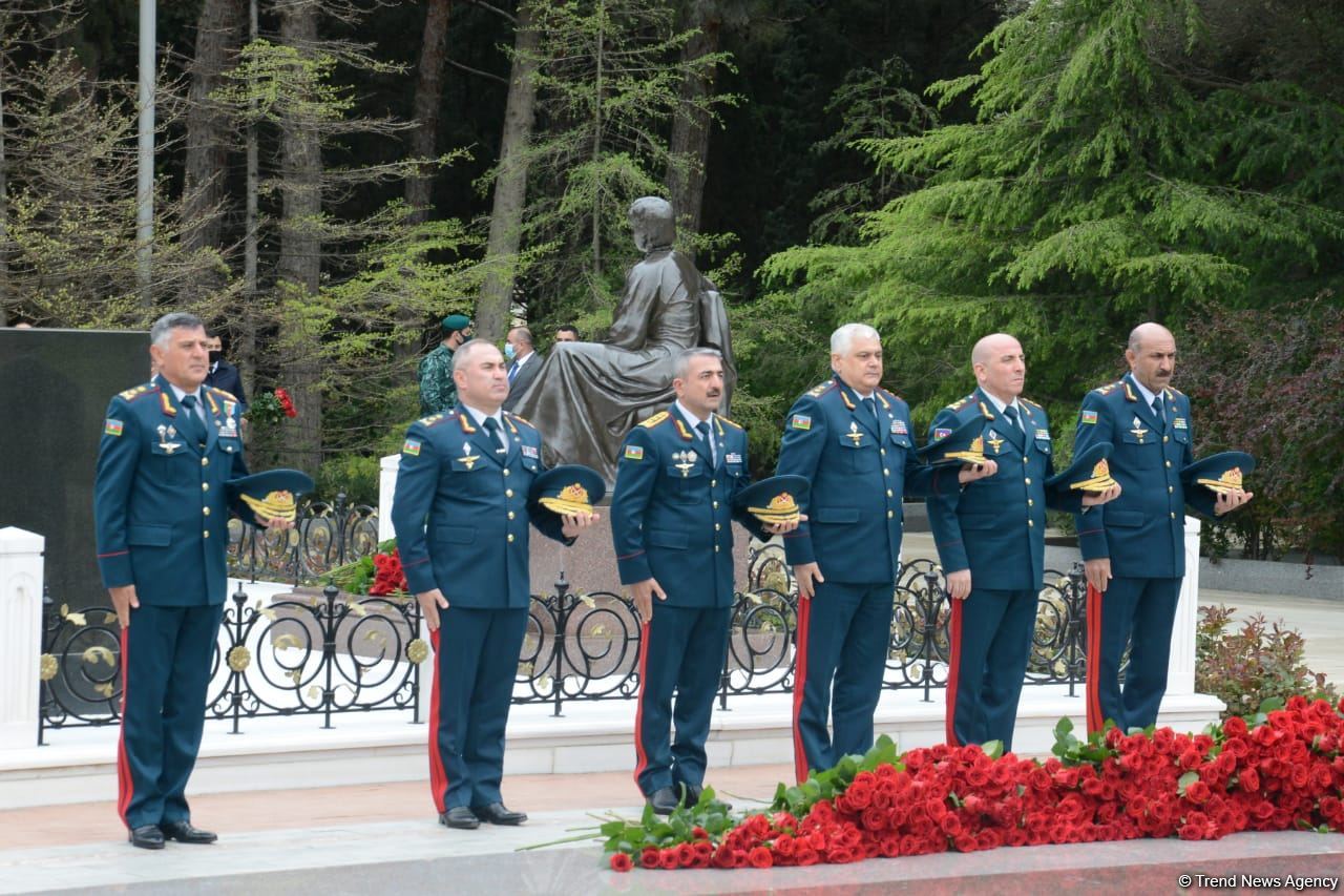 Public reps of Azerbaijan paying tribute to late National Leader Heydar Aliyev (PHOTO)