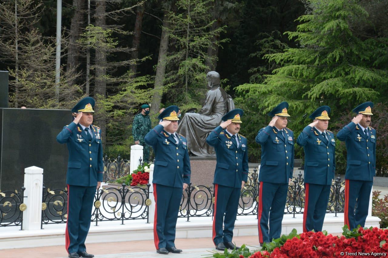 Public reps of Azerbaijan paying tribute to late National Leader Heydar Aliyev (PHOTO)