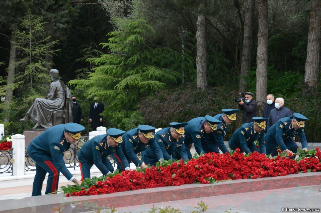 Public reps of Azerbaijan paying tribute to late National Leader Heydar Aliyev (PHOTO)