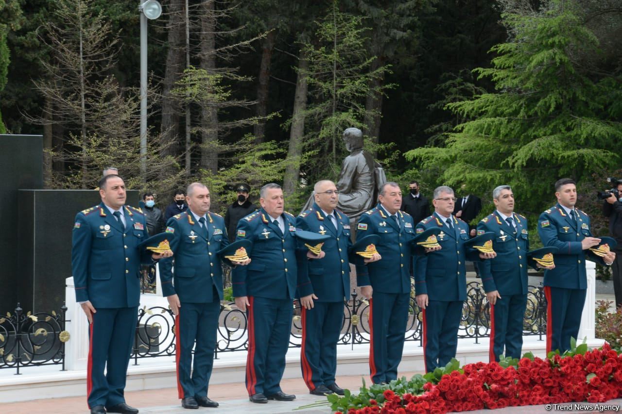 Public reps of Azerbaijan paying tribute to late National Leader Heydar Aliyev (PHOTO)