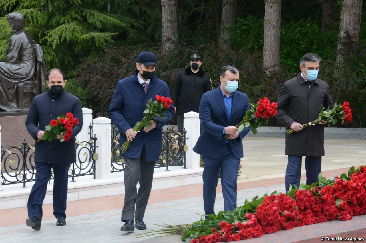 Public reps of Azerbaijan paying tribute to late National Leader Heydar Aliyev (PHOTO)