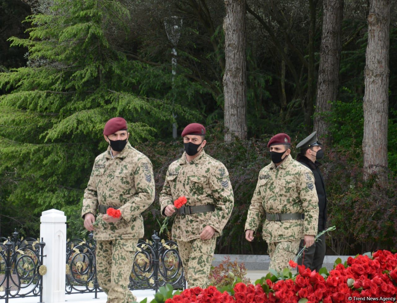 Public reps of Azerbaijan paying tribute to late National Leader Heydar Aliyev (PHOTO)