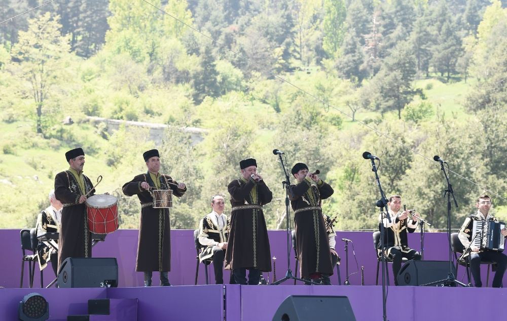 Azerbaijani president, first lady attend opening of “Kharibulbul” festival in Shusha (PHOTO)