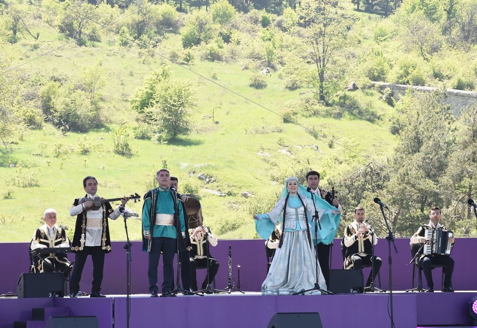 Azerbaijani president, first lady attend opening of “Kharibulbul” festival in Shusha (PHOTO)